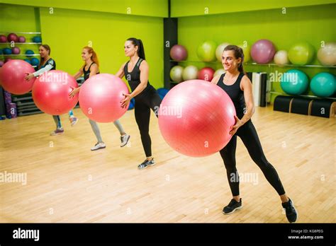 chicas en pelotas|Imágenes libres de regalías de Mujer en pelotas